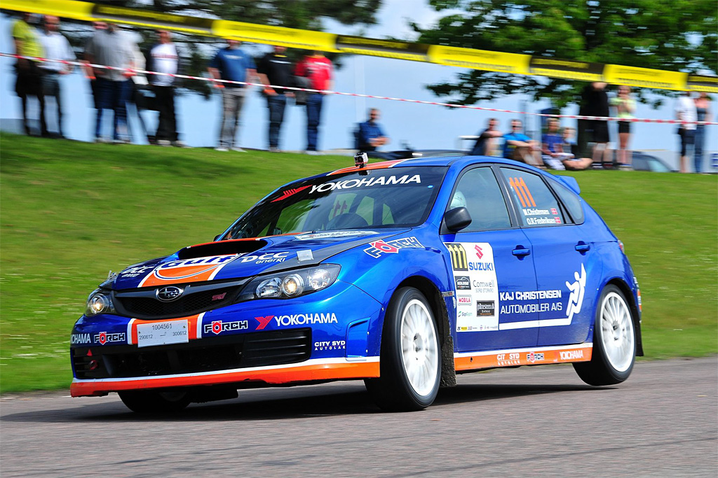 Mange tilskuere så Max Christensen og Ole Frederiksen tage et stort skridt på vej mod mesterskabet for Gruppe N biler med deres Subaru - her på tre hjul gennem et sving
(Foto: Michael Eisenberg)